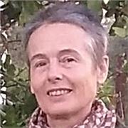 professeure de yoga spécialisée dans le yoga thérapie adapte à tous ceux qui souhaitent améliorer la souplesse des articulations ainsi que se détendre à travers des postures qui aident à l'équilibre et la santé du corps et de l'esprit.